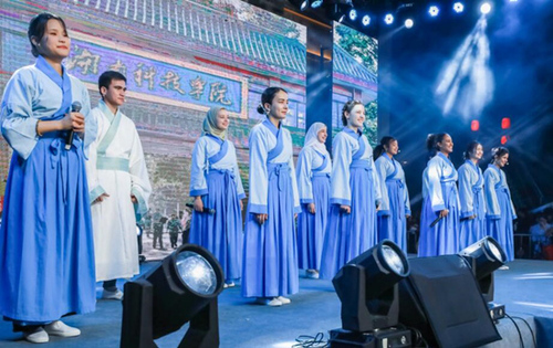 买球App软件手机在线下载留学生团队表演《千年古城的丝路新故事》讲述对零陵古城的美好印象。沈默摄